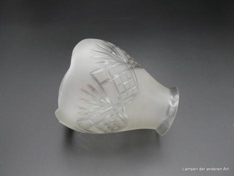Jugendstil Lampenschirm gebraucht, Klarglas satiniert, anschwellender Körper, umlaufender Kerbschliff als geometrische Formen und Fächer, eingezogener gewellter Rand, Nostalgieglas D: 10cm, H: 13cm, Griffrand 6cm liegend