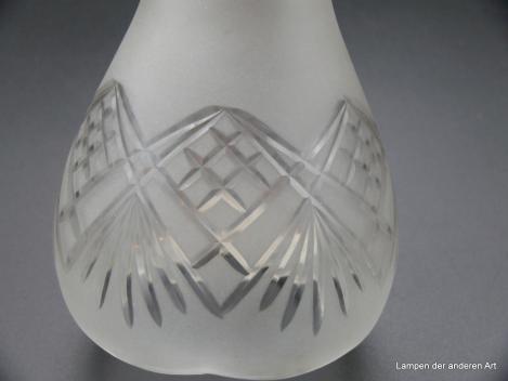 Jugendstil Lampenschirm gebraucht, Klarglas satiniert, anschwellender Körper, umlaufender Kerbschliff als geometrische Formen und Fächer, eingezogener gewellter Rand, Nostalgieglas D: 10cm, H: 13cm, Griffrand 6cm Detail Dekor