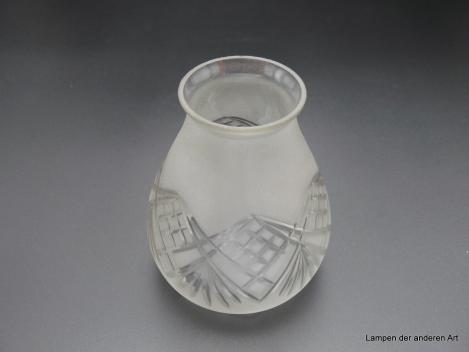 Jugendstil Lampenschirm gebraucht, Klarglas satiniert, anschwellender Körper, umlaufender Kerbschliff als geometrische Formen und Fächer, eingezogener gewellter Rand, Nostalgieglas D: 10cm, H: 13cm, Griffrand 6cm