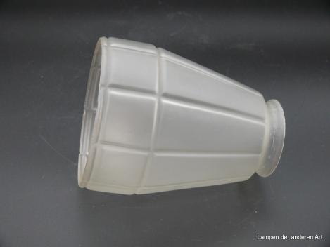 Jugendstil Lampenschirm gebraucht, satiniert grau, durch ins Glas gezogene Rillen in geometrische Formen aufgeteilte Wandung, im unteren Drittel abgeknickt und durch horizontale Rille unterbrochen, antikes Ersatzglas D: 10cm, H: 13cm,Griffrand 6cm liegend