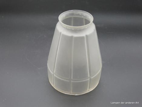 Jugendstil Lampenschirm gebraucht, satiniert grau, durch ins Glas gezogene Rillen in geometrische Formen aufgeteilte Wandung, im unteren Drittel abgeknickt und durch horizontale Rille unterbrochen, antikes Ersatzglas D: 10cm, H: 13cm, Griffrand 6cm