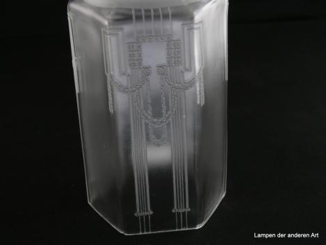 Jugendstil Lampenschirm gebraucht, Glas grau satiniert, sechsfach gekantete Wandung, satinierter Grund, Ätzdekor Lorbeergirlanden an Säulenportal, Nostalgie Ersatzglas für alte Lampen, D: ca.10cm, H: ca. 15cm, Glashalter Griffrand 8cm, Detail Dekor