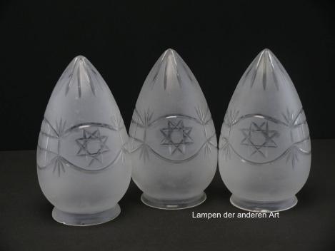 Jugendstil Lampenschirm gebraucht, im 3-er Set, Klarglas satiniert, Zapfenform, Wandungsmitte umlaufendes Schmuckband mit geschliffenen Ornamenten, Oktagrame und Quadrate im Wechsel, umschlossen von geschwungenen Linien in Keilschliff, final Sternschliff