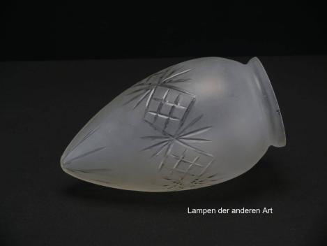 Preview: Jugendstil Lampenschirm gebraucht, im 3-er Set, Klarglas satiniert, Zapfenform, Wandungsmitte umlaufendes Schmuckband mit geschliffenen Kreuzen, final Sternschliff, einzeln liegend