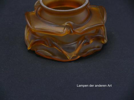 Preview: Jugendstil Lampenschirm gebraucht, Glas, Form einer Rosenblüte goldsatiniert, 3-fach gestuft, versetzt angordnete Blütenblätter, Spitze eines Blütenblattes beschädigt