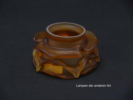 Jugendstil Lampenschirm gebraucht, Glas, Form einer Rosenblüte goldsatiniert, 3-fach gestuft, versetzt angordnete Blütenblätter, Griffrand Glashalter Ø 6cm