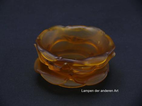 Preview: Jugendstil Lampenschirm gebraucht, Glas, Form einer Rosenblüte, goldsatiniert, 3-fach gestuft, versetzt angordnete Blütenblätter, von unten