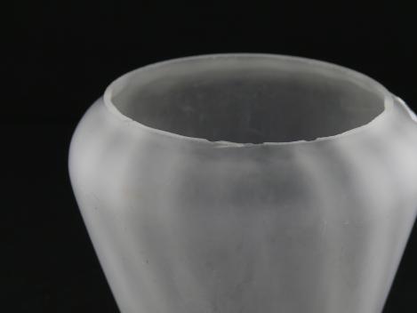 Jugendstil Lampenschirm gebraucht, satiniertes Glas, leichte Längsstruktur  Nostalgie Ersatzschirm D: 11,5cm, H: 12cm, Glashalter Griffrand 6cm, kleiner Chip am Rand, stört aber nicht