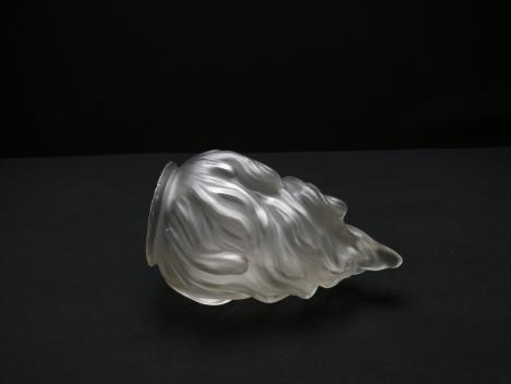 Jugendstil Lampenschirm gebraucht, Glas grau satiniert, stilisierte lodernde Flamme zapfenförmig geformt, reliefierte Oberfläche, Ersatzschirm H: 19cm, D: 11,5cm, Griffrand 8cm, liegend