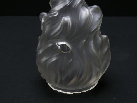 Jugendstil Lampenschirm gebraucht, Glas grau satiniert, stilisierte lodernde Flamme zapfenförmig geformt, reliefierte Oberfläche, Ersatzschirm H: 19cm, D: 11,5cm, Griffrand 8cm, Beschädigung mittig ein Loch in der Wandung