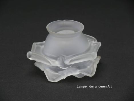 Preview: 4-er Set Jugendstil Lampenschirm gebraucht, Rosenblattschirme, grau satiniert, Form stilisierte Rosenblüte, Nostalgie Ersatzglas D: ca.11,5cm, H: ca.7cm, Glashalter Griffrand 6cm, einzeln stehend