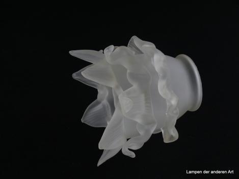 Jugendstil Lampenschirm gebraucht, satiniertes Glas, Form einer Rosenblüte, 3-fach gestuft, versetzt angordnete spitz zulaufende Blütenblätter, Ersatzschirm für Nostalgielampen, D: ca.11cm H: ca.10cm, Glashalter Griffrand 6cm, liegend