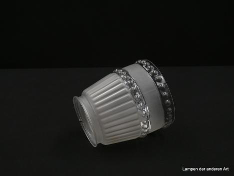 Jugendstil Lampenschirm gebraucht, leicht konisch geweitet, Glas stumpf satiniert, unterbrochen durch zwei umlaufende Noppenbänder in Klarglas, obere Wandung vertikal gerieft, Nostalgieglas D: 11cm, H: 12cm, Griffrand 8cm liegend