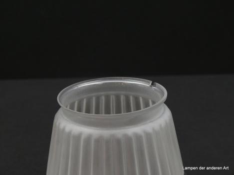 Jugendstil Lampenschirm gebraucht, leicht konisch geweitet, Glas stumpf satiniert, unterbrochen durch zwei umlaufende Noppenbänder in Klarglas, obere Wandung vertikal gerieft, Nostalgieglas D: 11cm, H: 12cm, Griffrand 8cm, Detail Beschädigung Griffrand