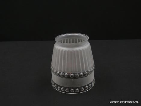 Jugendstil Lampenschirm gebraucht, leicht konisch geweitet, Glas stumpf satiniert, unterbrochen durch zwei umlaufende Noppenbänder in Klarglas, obere Wandung vertikal gerieft, Nostalgieglas D: 11cm, H: 12cm, Griffrand 8cm
