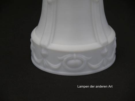 Preview: 2-er Set Jugendstil Lampenschirm gebraucht, satiniertes Glas opal weiß, mittig eingezogene Wandung, relifierter Abschlussrand, Nostalgie Ersatzglas D: ca.11cm, H: ca.12cm, Griffrand 6cm, Detail Rand Relief