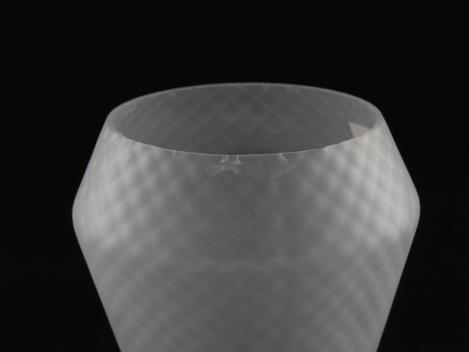 Jugendstil Lampenschirm gebraucht, Glas, satinierte Oberfläche, Wabenstruktur, geweiteter Zylinder mit eingezogenem Rand, Nostalgie Ersatzschirm D: 11cm, H: 12cm, Glashalter Griffrand 6cm, kleine Chips am unteren Rand Detail
