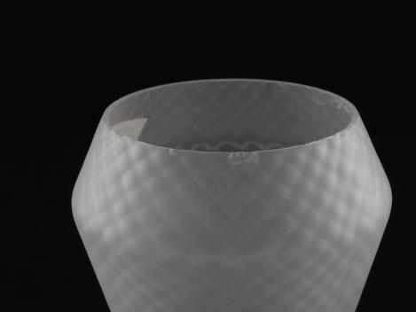 Jugendstil Lampenschirm gebraucht, Glas, satinierte Oberfläche, Wabenstruktur, geweiteter Zylinder mit eingezogenem Rand, Nostalgie Ersatzschirm D: 11cm, H: 12cm, Glashalter Griffrand 6cm, kleine Chips am unteren Rand