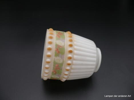 Jugendstil Lampenschirm gebraucht, Glas satiniert weiß, obere Wandungszone vertikal gerippt, in der unteren Wandungszone zwei umlaufende reliefierte Bordüren mit Kugelnoppen ocker bemalt, dazwischen Blumengirlande, D: 11cm, H: 12cm, Griffrand 6cm liegend