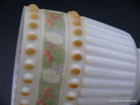 Jugendstil Lampenschirm gebraucht, Glas satiniert weiß, obere Wandungszone vertikal gerippt, in der unteren Wandungszone zwei umlaufende reliefierte Bordüren mit Kugelnoppen ocker bemalt, dazwischen Blumengirlande, D: 11cm, H: 12cm, Griffrand 6cm Detail