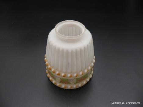 Jugendstil Lampenschirm gebraucht, Glas satiniert weiß, obere Wandungszone vertikal gerippt, in der unteren Wandungszone zwei umlaufende reliefierte Bordüren mit Kugelnoppen ocker bemalt, dazwischen Blumengirlande, D: 11cm, H: 12cm, Griffrand 6cm