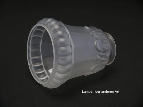 Jugendstil Lampenschirm gebraucht, Glas satiniert, zylindrischer Körper, zart gekantet, unterhalb der Schulter erhabenes Dekor, abgesetzter eingezogener unterer Rand, Nostalgieglas, antiker Ersatzschirm, D:  ca.11cm, H: ca.13cm, Glashalter 6cm, seitlich