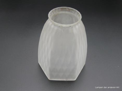 Jugendstil Lampenschirm gebraucht, satiniert grau, sechsfach gekanteter Glaskörper, Dekor langgezogene Rauten im leicht reliefierten Grund, Ersatzglas D: 11cm, H: 13cm, Griffrand 6cm