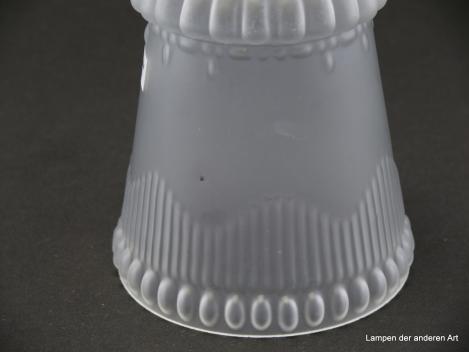 Jugendstil Lampenschirm gebraucht, antik, Glas grau satiniert, ausgearbeitete Schulter, übergehend in leicht geweiteten geraden Zylinder, olivenförmige Einkerbungen im unterern Rand, Nostalgie Ersatzglas, Detail schwarzer Punkt im Glas