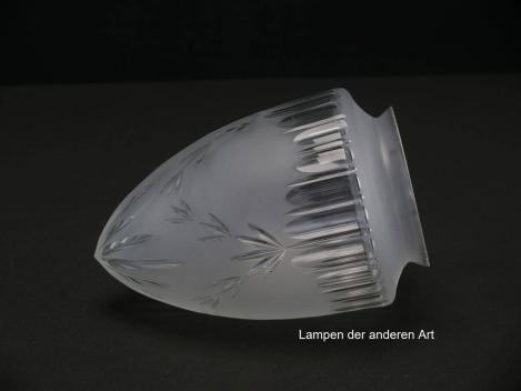 antikes Glas satiniert, Zapfe, Wandung an der Schulter mit Keilschliff verziert, mittig stilisierte Zweige geschliffen, Spitze Strahlenschliff, Ersatzschirm, Griff 8cm, liegend