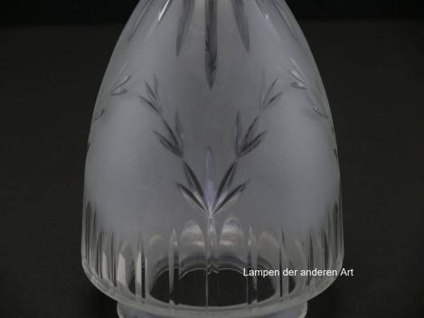 antikes Glas satiniert, Zapfe, Wandung an der Schulter mit Keilschliff verziert, mittig stilisierte Zweige geschliffen, Spitze Strahlenschliff, Ersatzschirm, Griff 8cm, Detail Schliffdekor