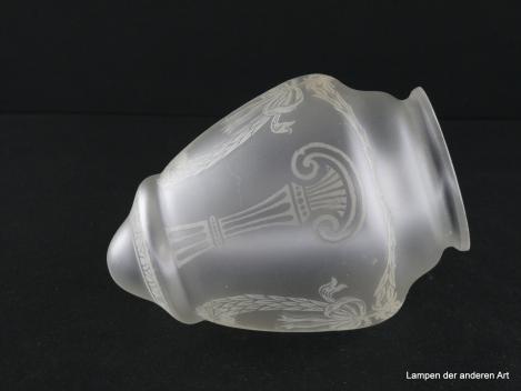Jugendstil Lampenschirm gebraucht, Klarglas satiniert, Zapfenform einmal gestuft, Dekor zeittypische geätzte Motive in zweifachem Rapport, Nostalgieglas, Ersatzschirm, D: 11cm, H: 16cm, Glashalter Griffrand 8cm, liegend