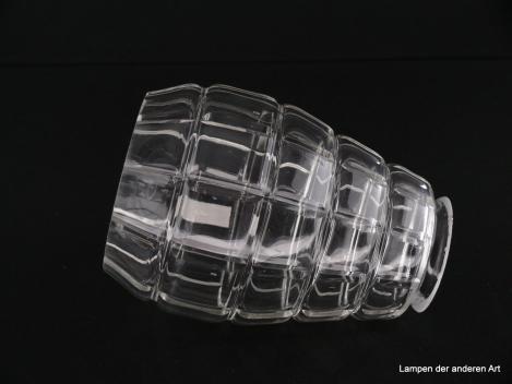 Art Deco Lampenschirm gebraucht, Klarglas, anschwellender Körper, unterer Rand eingezogen, Oberfläche Prismen geschliffen, Nostalgie Ersatzglas D: ca.11cm H: ca.16cm, Glashalter Griffrand 6cm, liegend