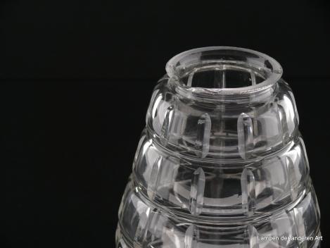 Art Deco Lampenschirm gebraucht, Klarglas, anschwellender Körper, unterer Rand eingezogen, Oberfläche Prismen geschliffen, Nostalgie Ersatzglas D: ca.11cm H: ca.16cm, Glashalter Griffrand 6cm, Beschädigung am Griffrand