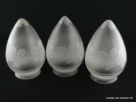 3-er Set Jugendstil Lampenschirm gebraucht, Glas grau satiniert, spitz zulaufende Zapfe, Spitze und Teile der Wandung mit geätzten Weinblättern und Ranktrieben dekoriert, Nostalgie Ersatzschirm D: ca.11cm, H: ca.17cm, Glashalter Griffrand 8cm