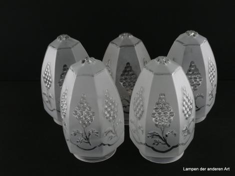 Jugendstil Lampenschirm gebraucht, Glas, Form einer Olive, kantige Wandung, auf sechs Flächen je eine klare plastische Weintraube umgeben von satiniertem Grund, finaler Abschluss Blume Klarglas, Nostalgie Ersatzschirm D: 11cm, H: 17cm, Glashalter 8cm