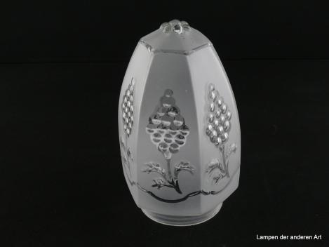 Jugendstil Lampenschirm gebraucht, Glas, Form einer Olive, kantige Wandung, auf sechs Flächen je eine klare plastische Weintraube umgeben von satiniertem Grund, finaler Abschluss Blume Klarglas, Ersatzschirm D: 11cm, H: 17cm, Glashalter 8cm, stehend
