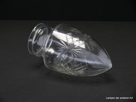 Jugendstil Lampenschirm gebraucht, Klarglas mit Kerbschliff,  mittig geschliffene Rauten im Wechsel mit gebündelten Strahlen, zapfenförmig in der Spitze mit geschliffenen Strahlen, antiker Ersatzschirm, liegend