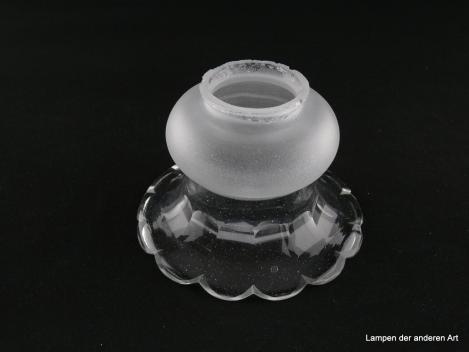 Jugendstil Lampenschirm gebraucht, Glas, obere Wandungszone satiniert, kugelartig ausgeformt, untere Wandungszone klar durchsichtig, blütenförmig gestaltet, herstellungsbedingte Glaseinschlüsse und Luftblasen, Griffrand 6cm, ein Chip am unteren Rand