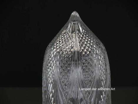 Pressglasschirm mit nachempfundenem Schliffmuster Strahlen und Rauten, Griffrand 8cm, Detail Spitze