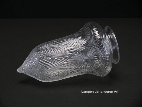 Pressglasschirm mit nachempfundenem Schliffmuster Strahlen und Rauten, Griffrand 8cm, liegend