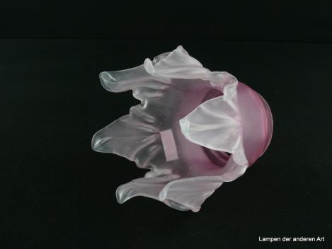 Jugendstil Lampenschirm gebraucht, seltene Form eines Nostalgieglases, satiniert, stilisierte Blüte mit spitz auslaufenden Blütenblättern, rosa Schaft, Ersatzglas für alte Lampen D: ca. 15cm, H: ca. 14cm, Glashalterand Griffrand 8cm, seitlich