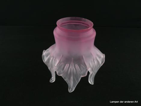 Jugendstil Lampenschirm gebraucht, seltene Form eines Nostalgieglases, satiniert, stilisierte Blüte mit spitz auslaufenden Blütenblättern, rosa Schaft, Ersatzglas für alte Lampen D: ca. 15cm, H: ca. 14cm, Glashalterand Griffrand 8cm