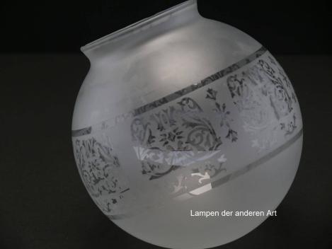 Jugendstil Lampenschirm, Nachfertigung, Kugel satiniert, in der Wandungsmitte zusätzlich mit geätztem Dekor aus stilisierten Blüten und Blumenranken, zwischen zwei Ringlinien eingefasst,  Ersatzglas H: 15cm, D: 15cm, Griffrand 8cm Detail