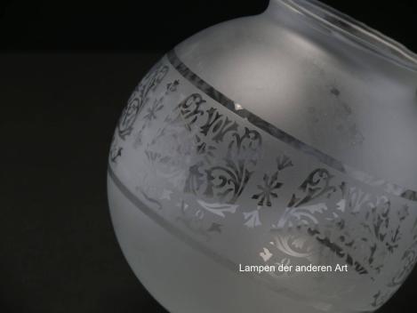 Jugendstil Lampenschirm, Nachfertigung, Kugel satiniert, in der Wandungsmitte zusätzlich mit geätztem Dekor aus stilisierten Blüten und Blumenranken, zwischen zwei Ringlinien eingefasst,  Ersatzglas H: 15cm, D: 15cm, Griffrand 8cm Ätzdekor