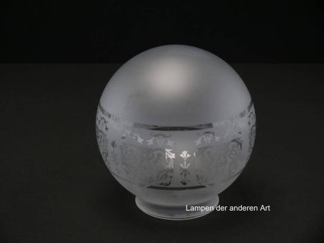 Jugendstil Lampenschirm, Nachfertigung, Kugel satiniert, in der Wandungsmitte zusätzlich mit geätztem Dekor aus stilisierten Blüten und Blumenranken, zwischen zwei Ringlinien eingefasst,  Ersatzglas H: 15cm, D: 15cm, Griffrand 8cm