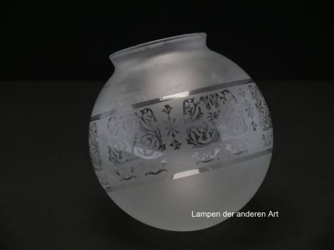 Jugendstil Lampenschirm, Nachfertigung, Kugel satiniert, in der Wandungsmitte zusätzlich mit geätztem Dekor aus stilisierten Blüten und Blumenranken, zwischen zwei Ringlinien eingefasst,  Ersatzglas H: 15cm, D: 15cm, Griffrand 8cm liegend