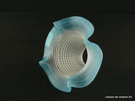 Jugendstil Lampenschirm gebraucht, Glasglocke grau satiniert, abstraktes Dekor reliefiert, blau abgesetzter vierfach gekniffener Rand, Nostalgie Ersatzglas für alte Lampen, D:  ca. 15cm, H: ca. 11cm, Glashalterand Griffrand 6cm, von unten