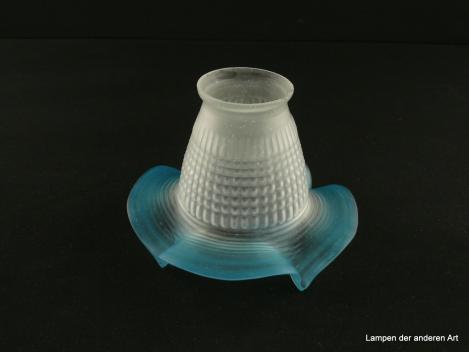 Jugendstil Lampenschirm gebraucht, Glasglocke grau satiniert, abstraktes Dekor reliefiert, blau abgesetzter vierfach gekniffener Rand, Nostalgie Ersatzglas für alte Lampen, D:  ca. 15cm, H: ca. 11cm, Glashalterand Griffrand 6cm