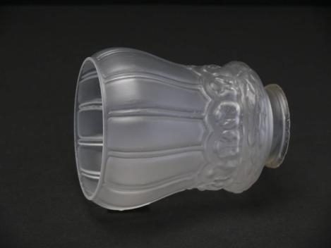 Preview: antiker Jugendstil Lampenschirm gebraucht, Glas grau satiniert, unterhalb der Schulter geschnürt, daran anschließend Reliefdekor umlaufendes Band, eingezogener Rand, balusterförmig, Nostalgie Ersatzglas, D: ca.11cm, H: ca.13cm, Glashalter Ø 6cm, liegend
