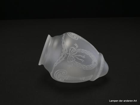 Jugendstil Lampenschirm gebraucht, Klarglas satiniert, Zapfenform, abgesetzte Spitze, Dekor geätzte Motive in zweifachem Rapport, Baluster und Girlanden, Nostalgieglas, Ersatzschirm, D: 11cm, H: 16cm, Glashalter Griffrand 8cm, seitlich
